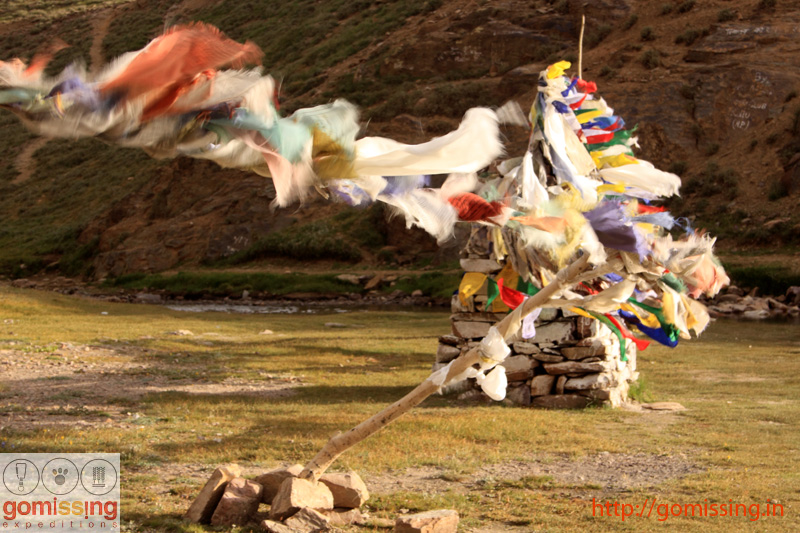 Prayer flags at Chandrataal